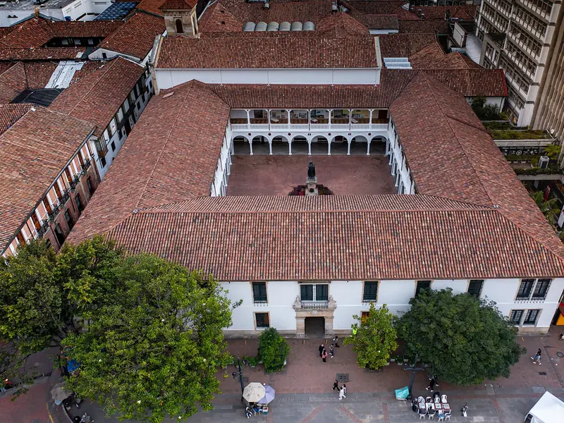Vista aérea del claustro colonial de la Universidad del Rosario, con tejados de barro y patio central